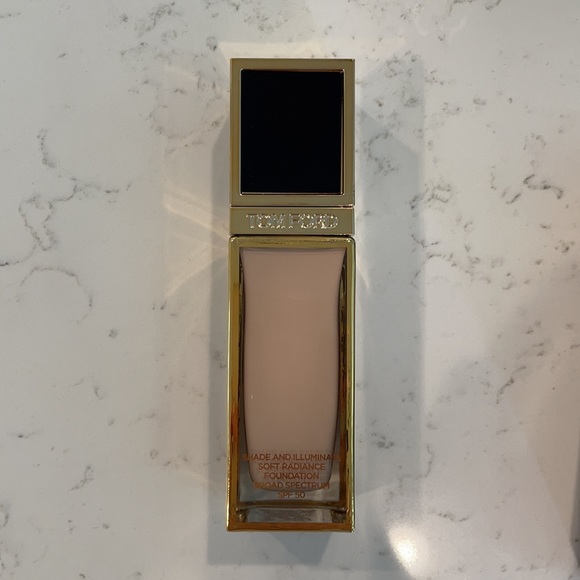 Tom Ford Shade Illuminate Soft Radiance Foundation - Picture 3 of 4